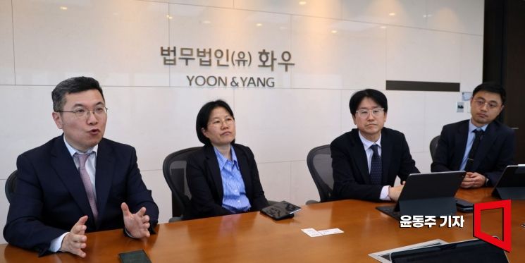 법무법인 화우의 이광욱 변호사(왼쪽부터)와 이수경 변호사, 이근우 변호사, 지재원 연구위원이 아시아경제와 인터뷰를 하고 있다. 윤동주 기자