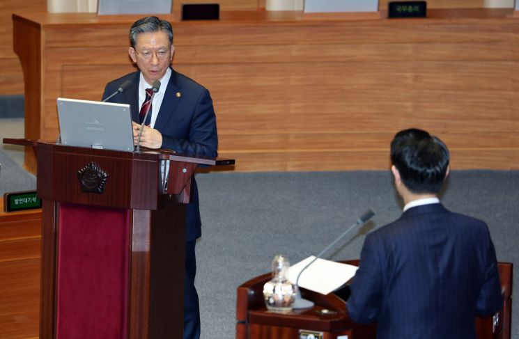 (서울=연합뉴스) 이동해 기자 = 정성호 법무부 장관이 13일 국회에서 열린 교육·사회·문화 분야 대정부 질문에서 더불어민주당 김영호 의원의 질문에 답하고 있다. 2026.4.13    eastsea@yna.co.kr(끝)