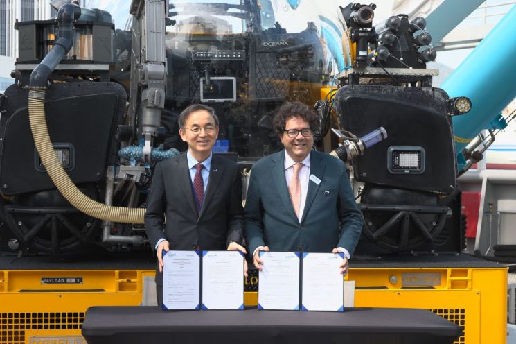 KIOST 이희승 원장(좌)과 빈센트 피어본 공동CEO(우)가 유인잠수정을 배경으로 선상 MOU 체결식을 진행했다. KIOST 제공