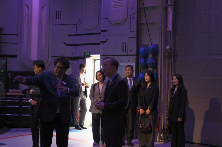KIOST이희승 원장(우)이 빈센트 피어본 공동 CEO(좌)로부터 오션익스플로러호 설명을 듣고 있다. KIOST 제공