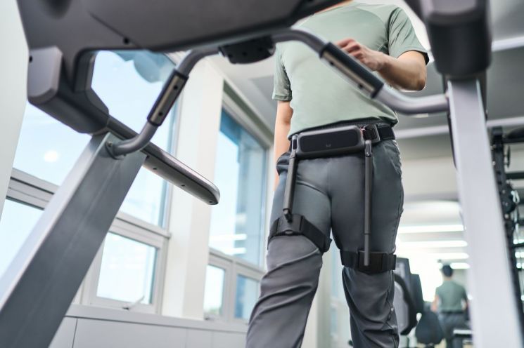 위로보틱스 보행보조 웨어러블 로봇 윔S의 실제 착용 이미지. 위로보틱스