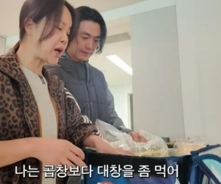 쿠팡 프레시백에 물건을 담는 가수 백지영. 백지영 유튜브 채널