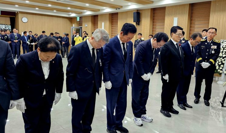 [포토] "지켜주지 못해 미안합니다"…두 영웅 앞에 고개 숙인 정청래