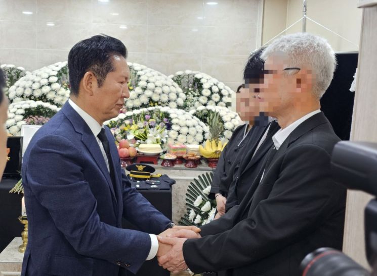 [포토] "지켜주지 못해 미안합니다"…두 영웅 앞에 고개 숙인 정청래