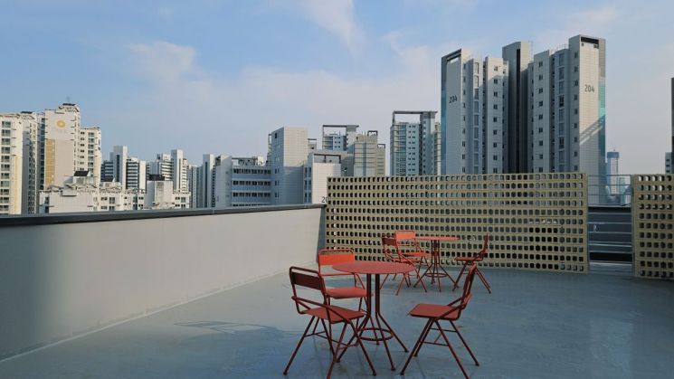 13일 찾은 마포구 상수동 에피소드 컨비니 홍대의 옥상 루프탑.이지은 기자