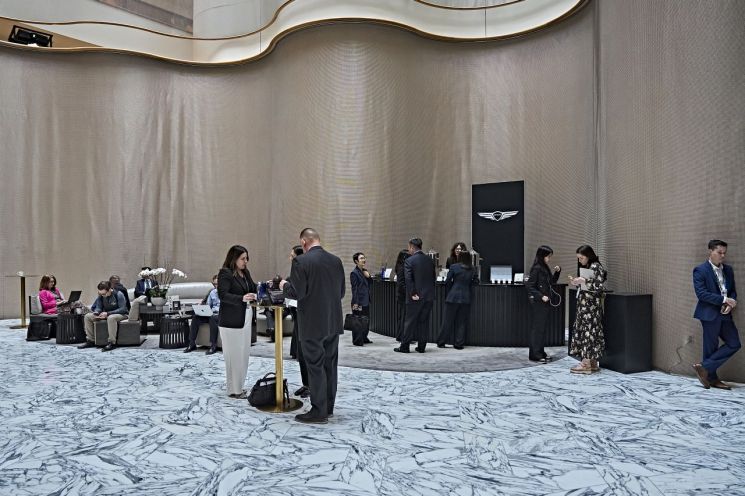 2026 세마포 월드 이코노미 행사장 내 제네시스 브랜드 공간. 현대차그룹