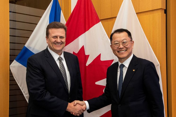 한화오션 김희철 대표(오른쪽)와 어빙조선소 더크 레스코 사장이 면담을 마친 뒤 기념촬영하고 있다. 한화오션 제공