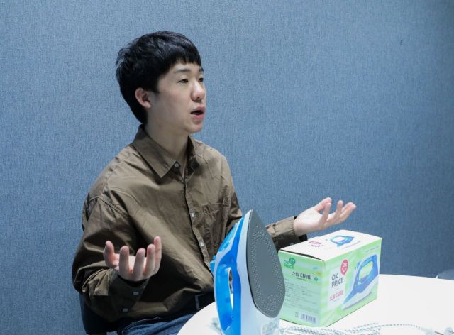 문정훈 이마트 해외소싱 바이어가 4980원에 판매하는 5K 프라이스 스팀다리미에 대해 설명하고 있다. 이마트 제공