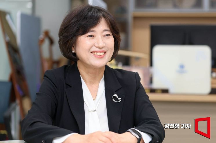 박현주 신한은행 소비자보호그룹 부행장이 14일 서울 중구 신한은행 본점에서 아시아경제와 인터뷰 하고 있다. 강진형 기자