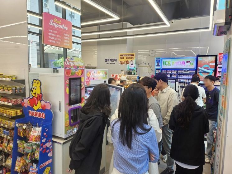Number of people waiting at the CU convenience store smoothie vending machine. Provided by BGF Retail.