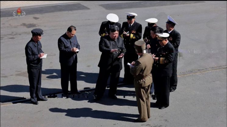 김정은 북한 국무위원장이 지난 12일 구축함 최현호에서 전략순항미사일 2기와 반함선미사일 3기의 시험발사를 참관했다고 조선중앙TV가 14일 보도했다. 조춘룡 당 비서, 박광섭 해군사령관, 김정식 당 군수공업부 제1부부장, 현태영 해군사령부 참모장 등이 수행했다. [조선중앙TV 화면] 2026.4.14 연합뉴스