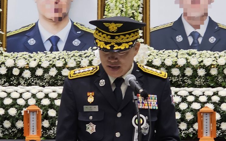 순직 소방관 영결식에서 이민석 완도소방서장이 故 박승원 소방경에 대한 약력 보고와 추도사를 낭독하며 슬픔을 주체하지 못하고 있다. 이준경 기자