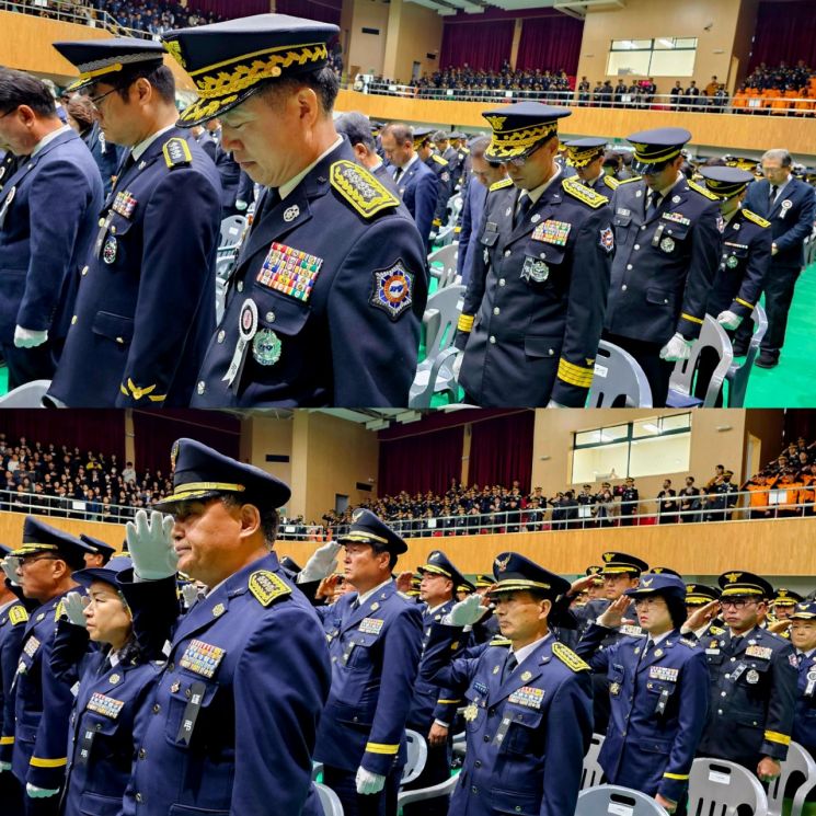14일 오전 전남 완도농어민문화체육센터에서 전라남도청장(葬)으로 엄수된 故 박승원 소방경과 故 노태영 소방교의 영결식에서, 동료 소방관들이 식장을 나서는 운구 행렬을 향해 눈물 어린 거수경례를 하고 있다. 이준경 기자