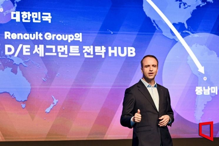 니콜라 파리 르노코리아 사장이 14일 서울 용산구 그랜드 하얏트 호텔에서 열린 기자 간담회에서 중장기 실행 계획을 발표하고 있다. 르노코리아