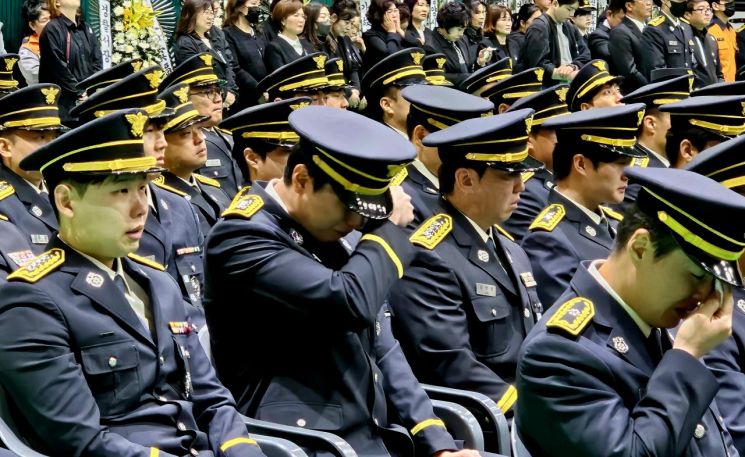 도민의 생명을 구하려다 화마 속에서 순직한 두 영웅의 영결식이 치러지는 가운데, 제복을 입은 동료 소방관들이 유가족과 동료들의 추도사를 들으며 참았던 눈물을 터뜨리고 있다. 이준경 기자