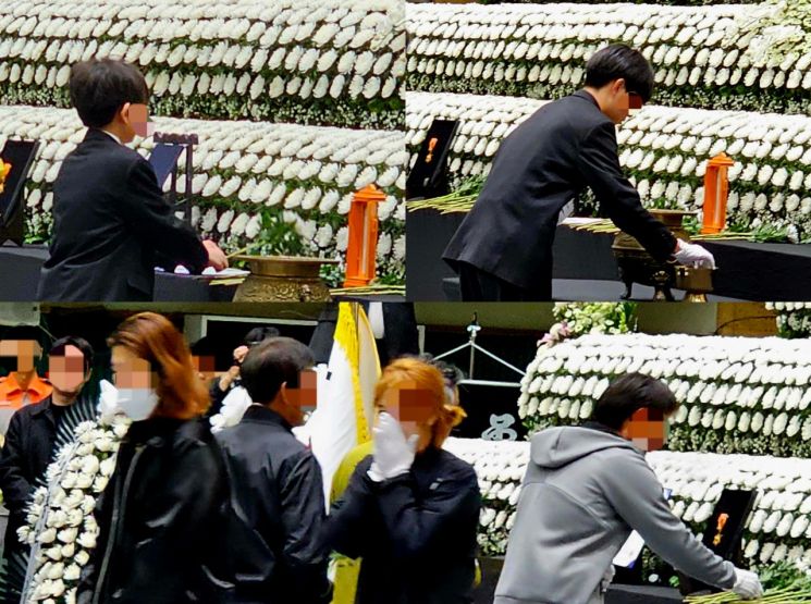 영결식에서 故 박승원 소방경의 큰아들과 막내아들이 영정 앞에서 헌화하고 있다. 아들은 마지막 편지에서 "항상 완벽하고 멋있던 우리 아빠, 마지막까지 멋진 아빠로 남아줘서 고맙다"며 영원한 작별을 고했다. 이준경 기자