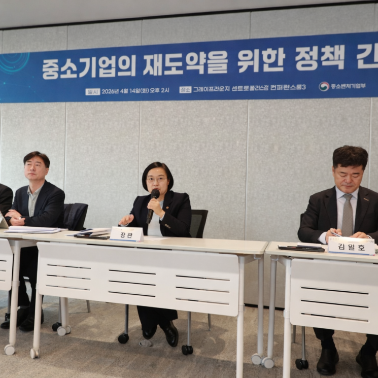 한성숙 중소벤처기업부 장관이 14일 서울특별시 종로구 그레이프라운지 센트로폴리스점에서 열린 "중소기업 재도약을 위한 정책간담회"에서 모두발언을 하고있다. 중기부