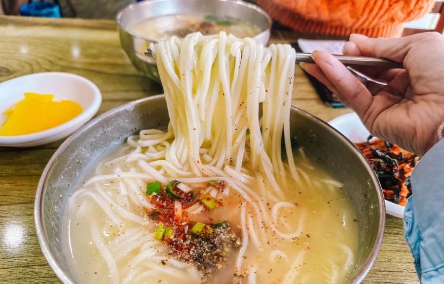 대전지역 한 식당의 칼국수(왼쪽·대전시 제공 )와 대전의 대표 명소가 된 성심당에서 빵을 고르고 있는 고객들(아시아경제DB).