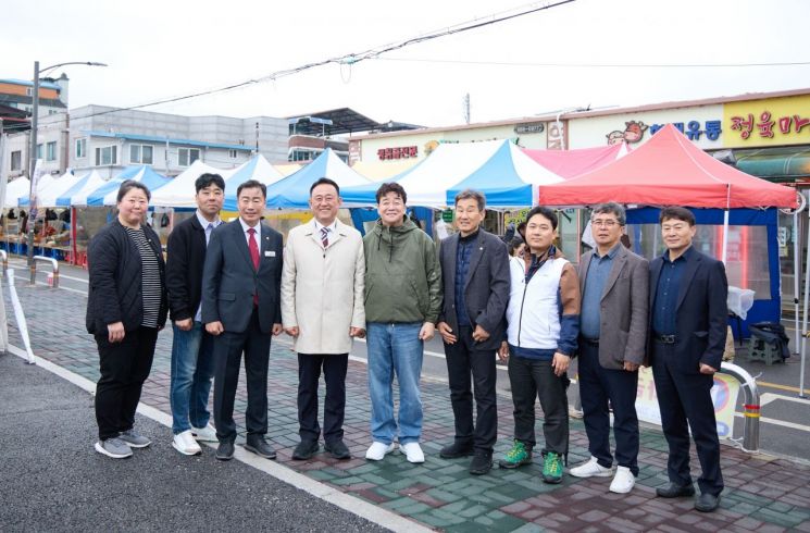 더본코리아 백종원대표가 지난 10일 지역발전상생협약 이행 위해 여주 전통시장 방문해 상권 활성화를 위해 시장을 점검하고 있다. 여주시 제공