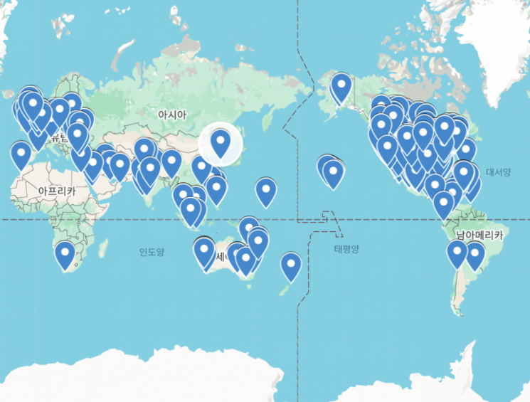 라즈베리 데니시 라떼 레시피로 음료를 판매 중인 전세계 소규모 카페들.