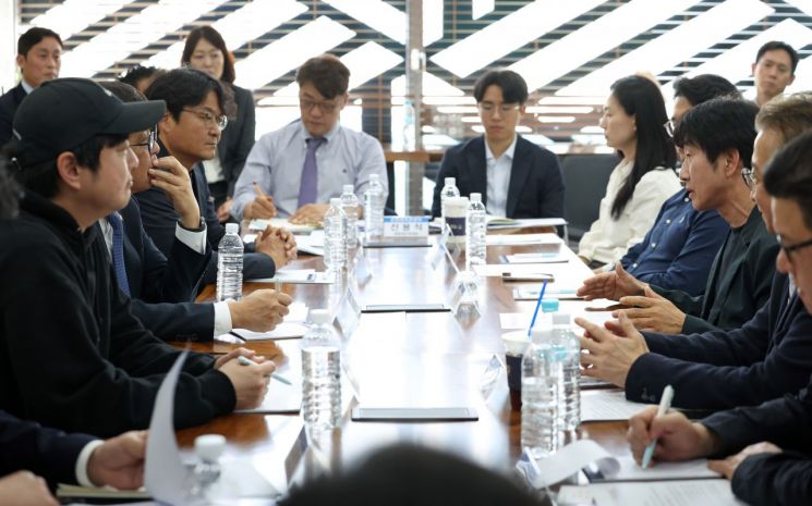 최휘영 문화체육관광부 장관이 14일 서울 중구 인디그라운드에서 열린 한국 영화산업 회복을 위한 소통 간담회에서 영화계 인사들과 ‘홀드백’ 등 영화계 주요 현안에 대한 의견을 나누고 있다.