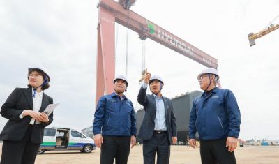 김관영 전북특별자치도지사가 14일 현대자동차 그룹 9조원 투자 등  전북 대규모 투자와 관련해 책임 현장 행정에 나선 가운데 군산조선소를 둘러보고 있다. 전북자치도 제공