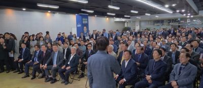 14일 오후 광주 서구 광천동 더불어민주당 김영록 전남광주통합특별시장 예비후보 선거사무소에서 사회자가 더불어민주당 광주시당 경선 결과를 발표하고 있다. 민찬기 기자