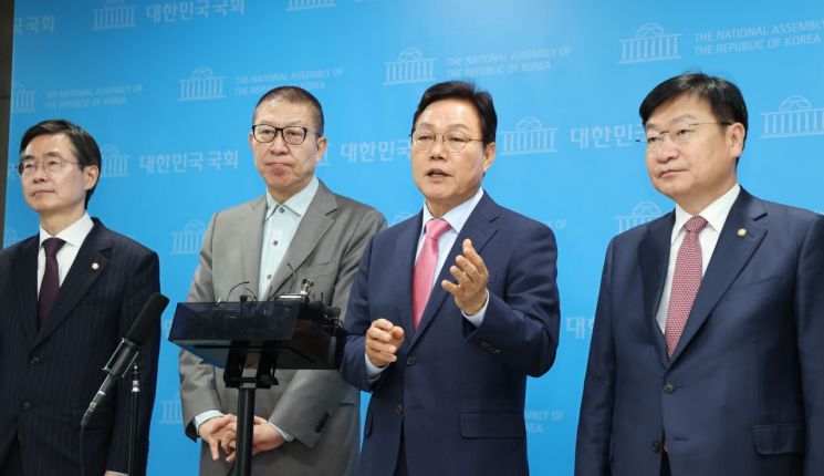 박완수 경남도지사(왼쪽 세 번째)가 국회에서 발의한 '경남·부산 통합특별시 설치 및 경제·산업수도 조성을 위한 특별법'에 대해 설명하고 있다. 경남도 제공