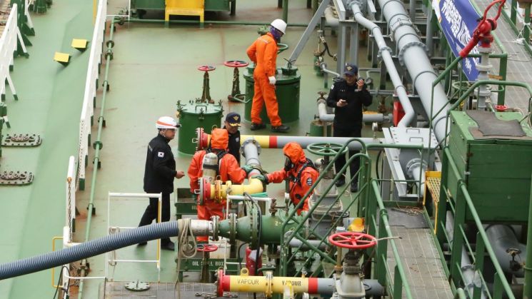 창원해경 '민·관·군 합동 유해화학물질 사고대응훈련'에서 옥창묵 창원해경서장이 파손된 배관을 봉쇄하는 작업을 확인하고 있다. 이세령 기자