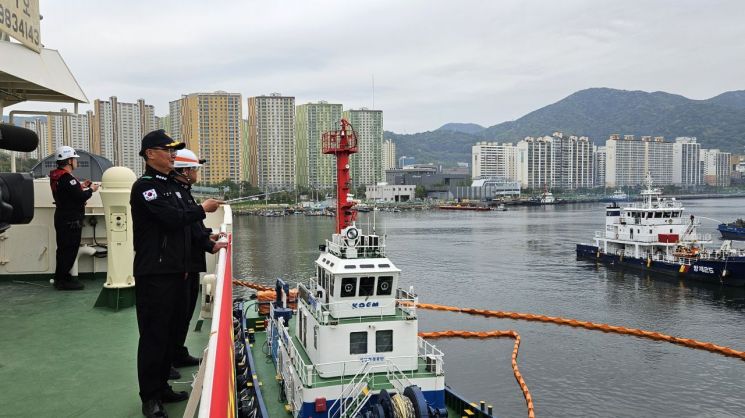 옥창묵 경남 창원해경서장이 민·관·군 합동 유해화학물질 사고대응훈련 상황을 점검하고 있다. 이세령 기자
