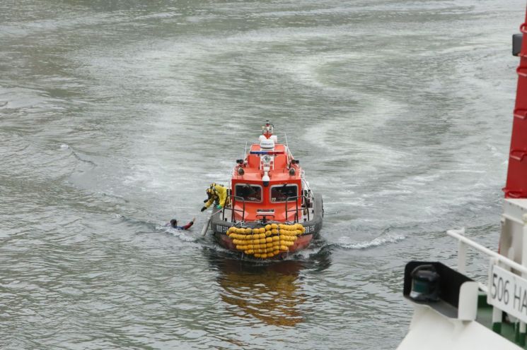 경남 창원시 마산합포구 대한송유관공사 부두 인근에서 벌어진 창원해경 '민·관·군 합동 유해화학물질 사고대응훈련' 중 해경 구조대가 요구조자를 구조하고 있다. 이세령 기자