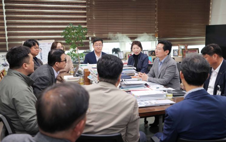 용인특례시 수지구 동천동 공동주택 7곳의 입주자대표회의 주민들은 14일 시청을 방문해 대중교통 개선을 건의하고 있다. 용인시 제공