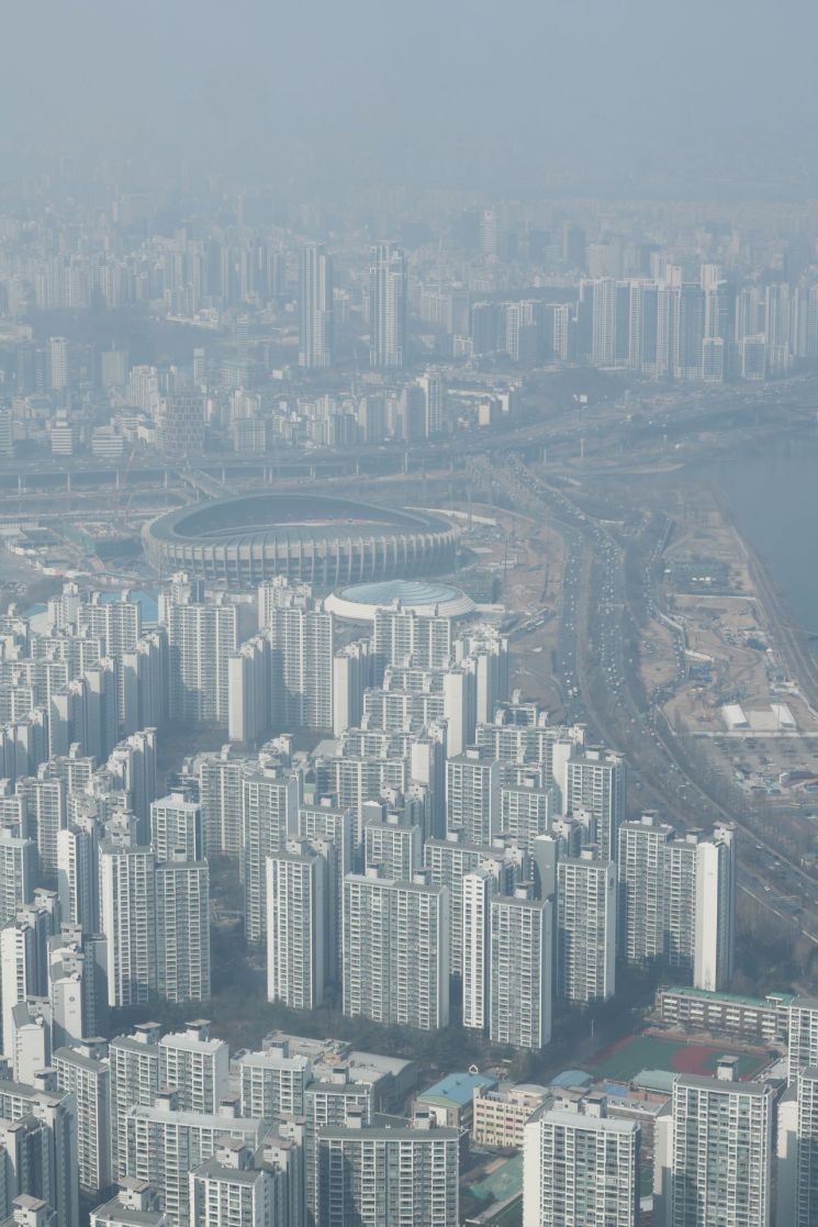 정부가 다주택자 소유 매물에 대한 실거주 의무를 유예하면서 지난달 서울 아파트의 토지거래허가신청이 전월 대비 70% 가까이 는 것으로 나타났다. 연합뉴스
