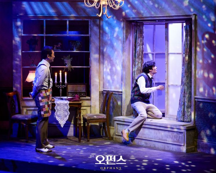 연극 '오펀스' 공연 장면. 레드앤블루