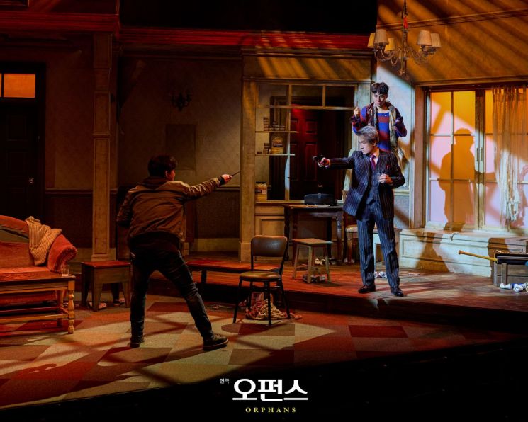 연극 '오펀스' 공연 장면. 레드앤블루