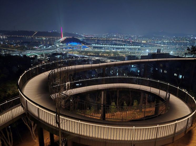 ‘용왕산 스카이워크’ 원형데크 야경. 양천구 제공.