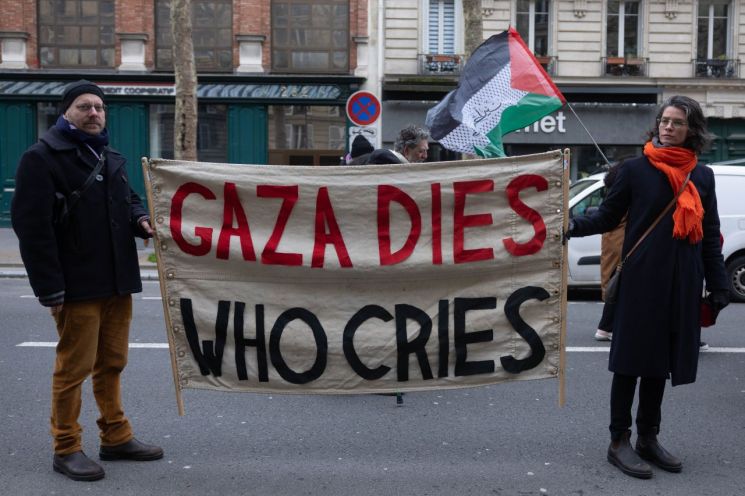 지난 2월 프랑스 파리에서 시민들이 팔레스타인과의 연대 집회에 참여하고 있다. EPA연합뉴스