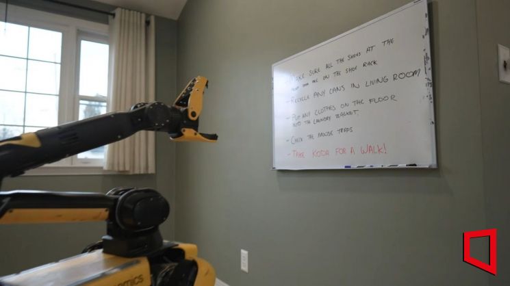 보스턴다이나믹스는 14일(현지시각) 자사 유튜브 채널을 통해 구글의 AI '제미나이'가 적용돼 한층 똑똑해진 4족 보행 로봇 '스팟(Spot)'의 영상을 공개했다. 보스턴다이나믹스