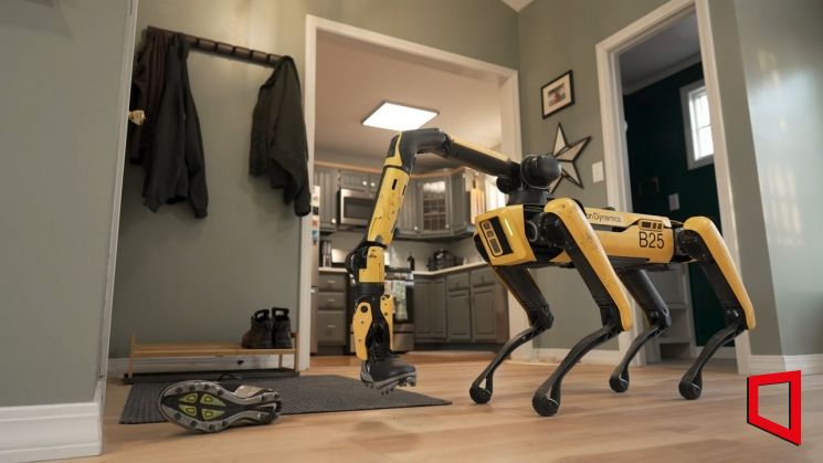 보스턴다이나믹스는 14일(현지시각) 자사 유튜브 채널을 통해 구글의 AI '제미나이'가 적용돼 한층 똑똑해진 4족 보행 로봇 '스팟(Spot)'의 영상을 공개했다. 보스턴다이나믹스