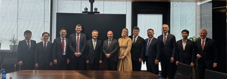 Kim Hoecheon, President of Korea Hydro & Nuclear Power (fifth from the left), and executives and employees of Korea Hydro & Nuclear Power are taking a commemorative photo before a meeting with the management of Czech Power Company and the ordering company on the 13th local time. Korea Hydro & Nuclear Power.