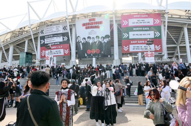 On the 12th, fans of the group BTS enjoying themselves in front of Goyang Sports Complex in Goyang City, Gyeonggi Province, where BTS's concert was held. Photo by Yonhap News