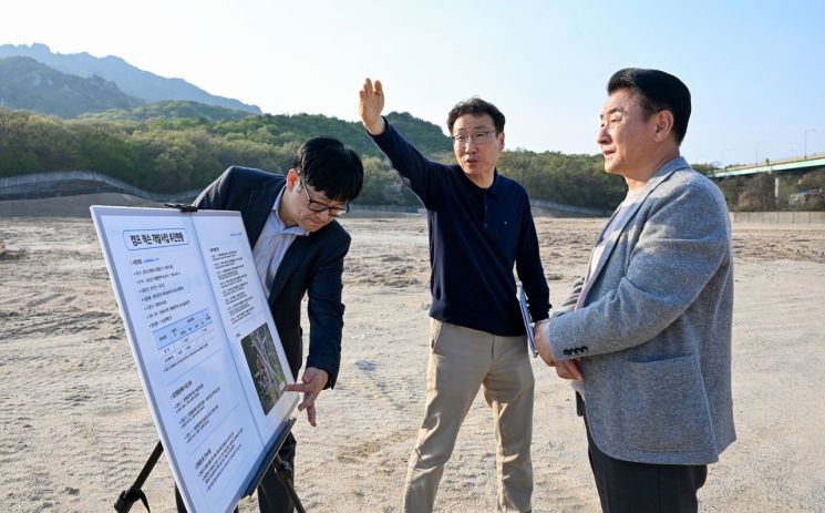 김동근 의정부시장이 지난 14일 캠프 잭슨 부지에 대한 현장 점검을 진행하고 있다. 의정부시 제공