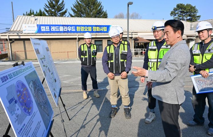 김동근 의정부시장이 지난 14일 캠프 레드클라우드(CRC) 부지에 대한 현장 점검을 진행하고 있다. 의정부시 제공