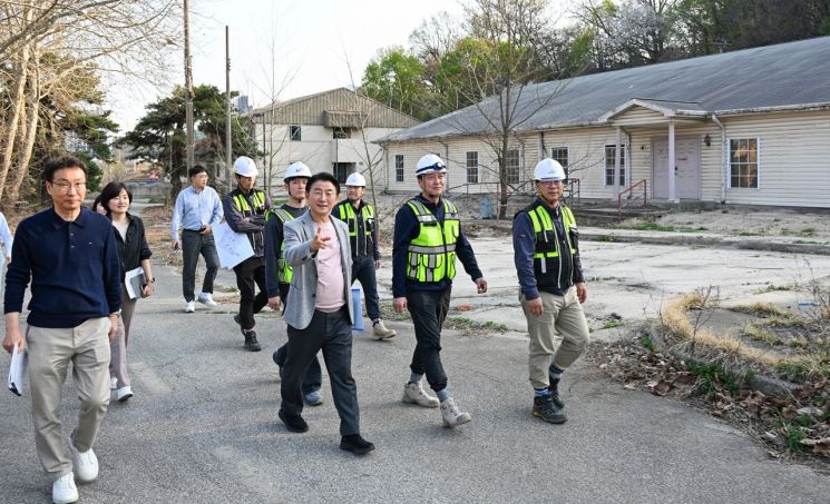 김동근 의정부시장이 지난 14일 캠프 잭슨 부지에 대한 현장 점검을 진행하고 있다. 의정부시 제공