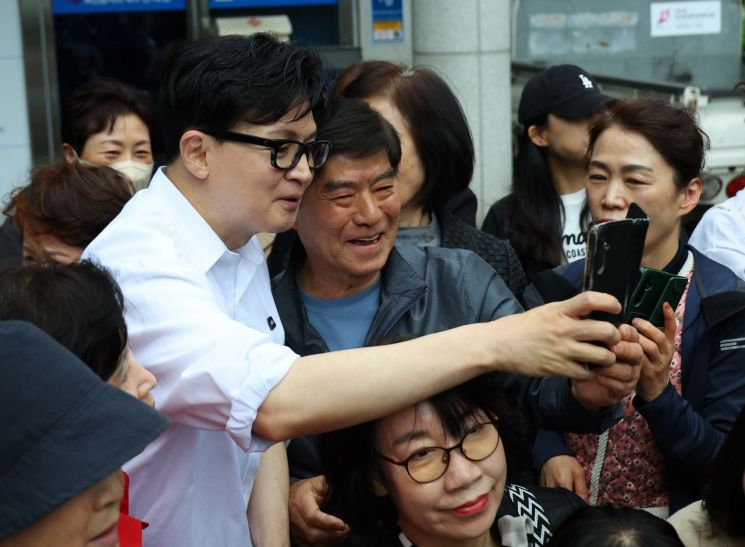 한동훈 전 국민의힘 대표가 14일 오후 부산 북구 만덕2동 행정복지센터를 찾아 전입신고를 마친 뒤 주민들과 사진을 찍고 있다. 연합뉴스