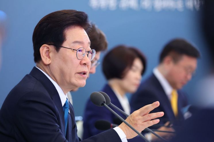 이재명 대통령이 15일 청와대에서 열린 규제합리화위원회 제1차 전체회의에서 발언하고 있다. 연합뉴스