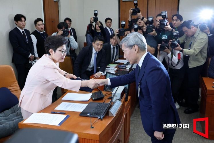 신현송 한국은행 총재 후보자가 15일 국회 재정경제기획위원회에서 열린 인사청문회에서 임이자 위원장에게 선서문을 제출하고 있다.