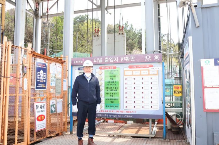 박재만 경기교통공사 사장이 15일 도봉산옥정선 건설사업 추진 현황을 점검하기 위해 현장을 방문하고 있다. 경기교통공사 제공