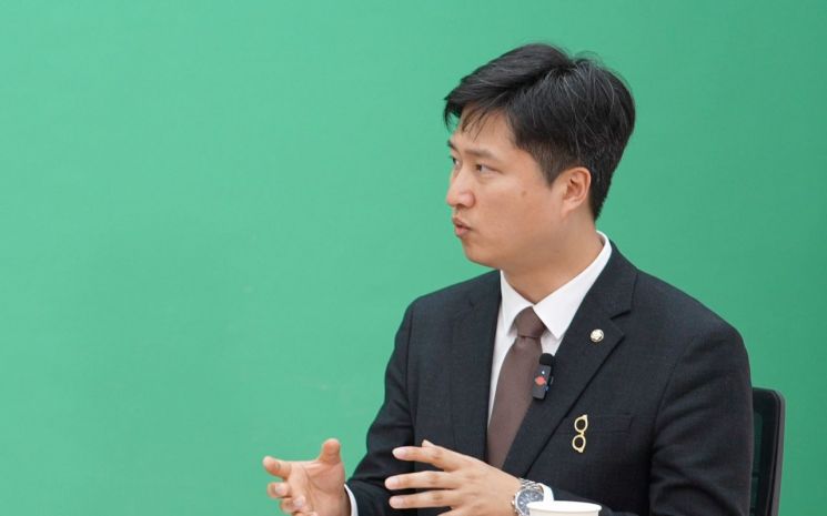 지난 14일 '소종섭의 시사쇼'에 출연한 우재준 국민의힘 최고위원은 "내일 투표하면 김부겸 후보가 승리할 가능성이 크나 아직 기간이 많이 남아 있다"고 말했다.