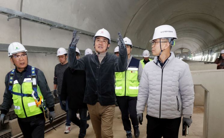 Nowon District Mayor Seungh Rok Oh inspecting the Dongbuk Line urban railway construction site last month. Provided by Nowon District Office.